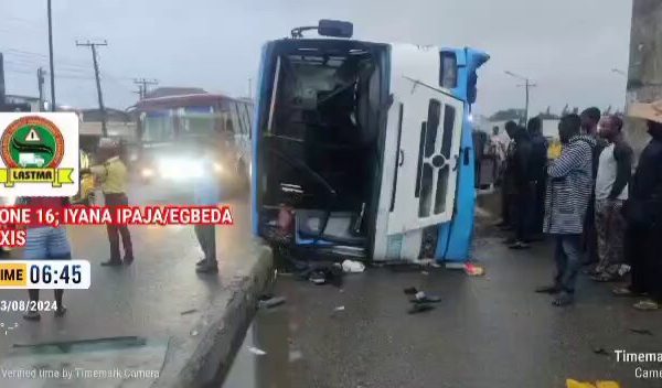 JUST IN: People Injured As BRT Bus, Truck Fall On Lagos Roads