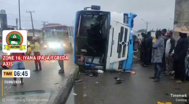 JUST IN: People Injured As BRT Bus, Truck Fall On Lagos Roads