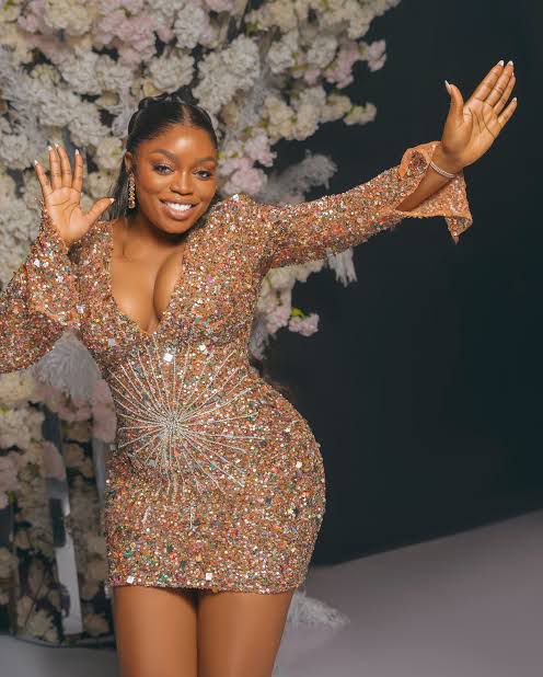 ‘There’s no ring on my fingers’- Bisola Aiyeola replied a fan.