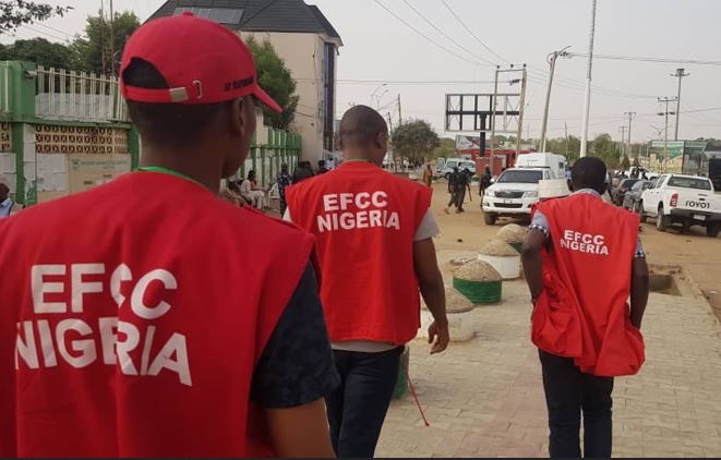 Suspected Yahoo Boys Open Fire On EFCC Operatives, Kill One, Injure Another In Anambra